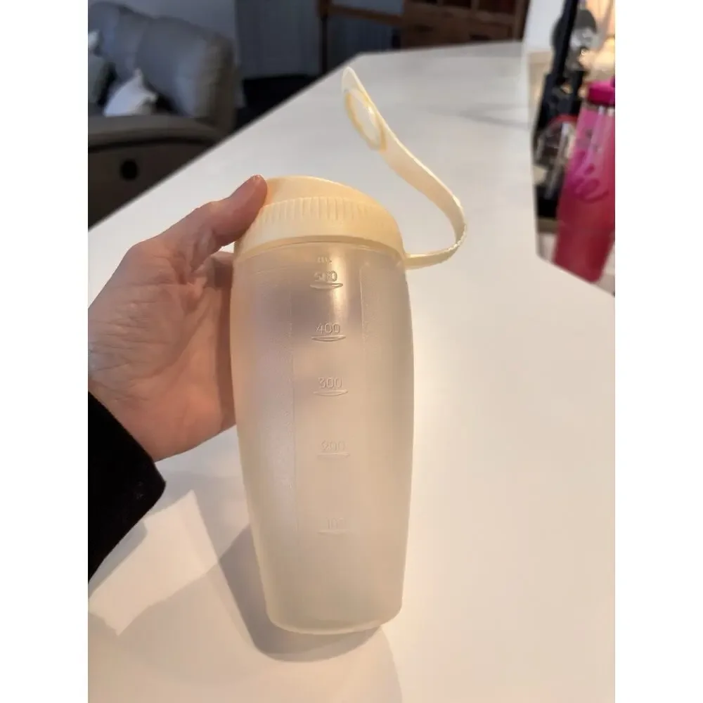 RUBBERMAID #309B 160Z SALAD DRESSING SHAKER W/FLIP TOP LID